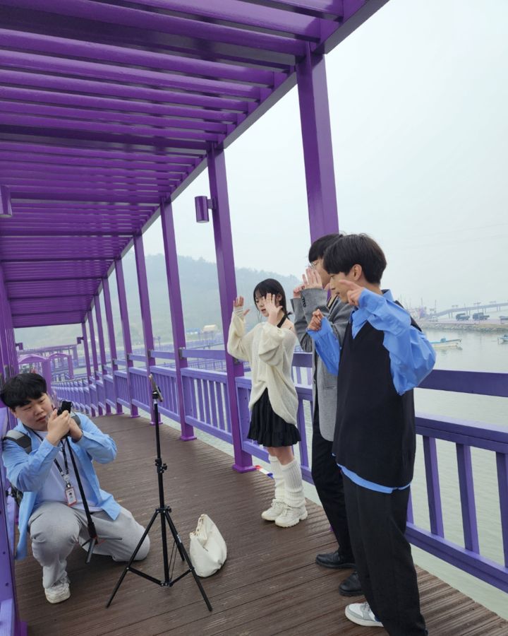 보라색 다리 위 촬영 현장