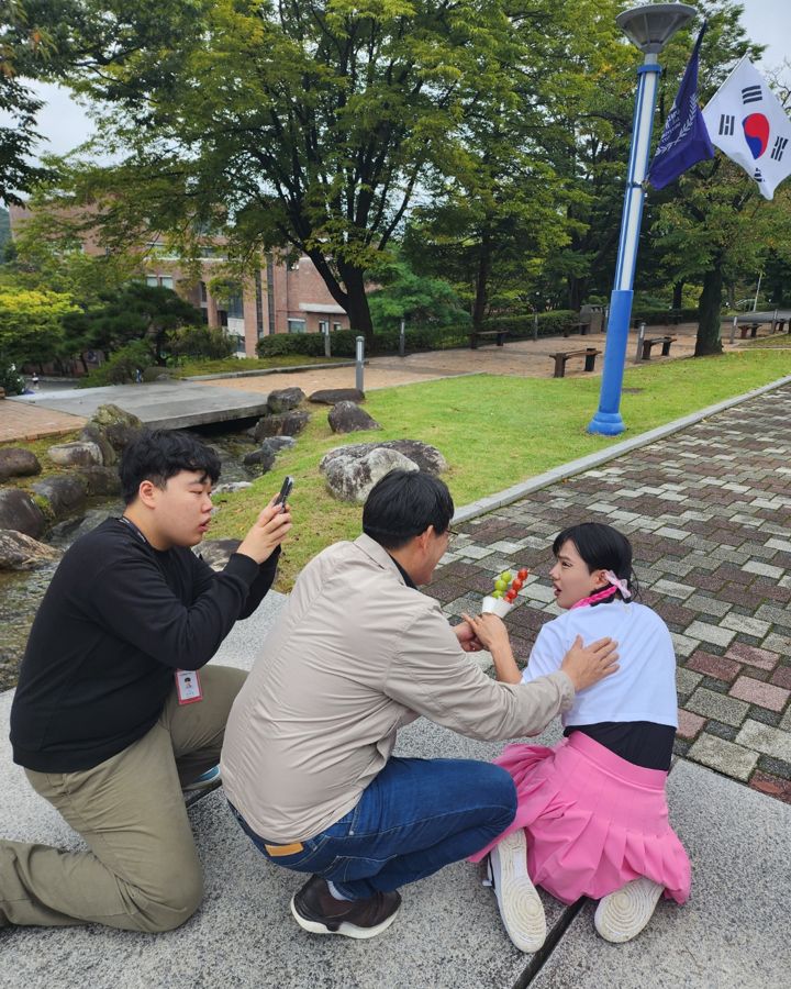 야외에서 장면을 맞춰 보는 촬영 팀
